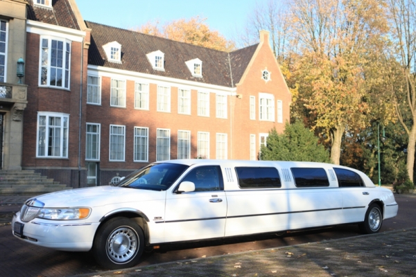 Lincoln Stretched Limousine - white limo - LimoCentrale